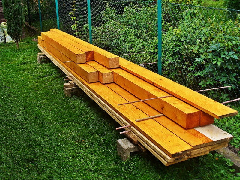 menuisier-TANNERON-min_boards_the_rafters_joinery_tree_painting_wood_colored_paint-871508