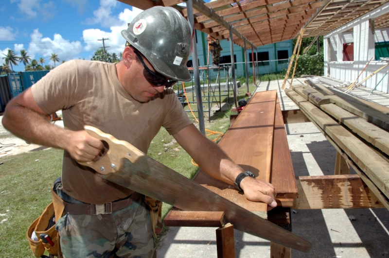 menuisier-TANNERON-min_worker_construction_building_carpenter_male_job_build_helmet-893290